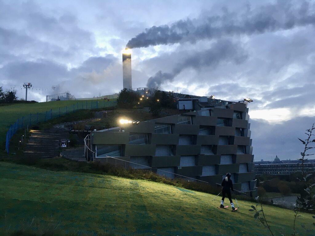 Skiing in Amager Bakke, Copenhagen. Photo by Kallerna CC BY-SA 4.0