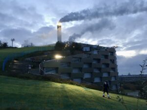 Skiing in Amager Bakke, Copenhagen. Photo by Kallerna CC BY-SA 4.0